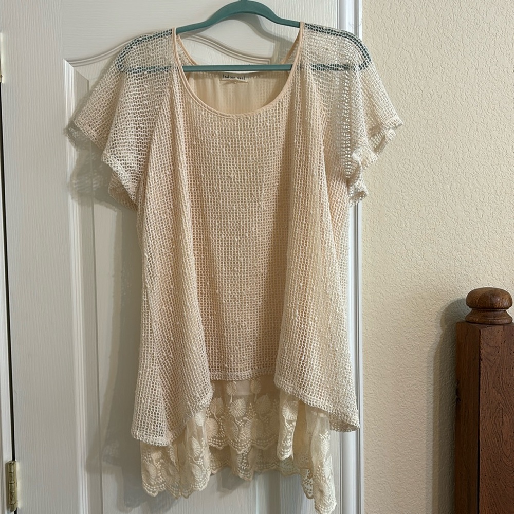 Sz L. Cream colored tunic with lining.